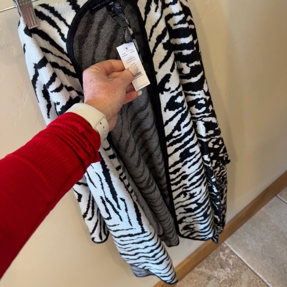 WHITE HOUSE BLACK MARKET BLACK AND WHITE ANIMAL PRINT MIX ONE SIZE FITS ALL WRAP - Picture 10 of 16